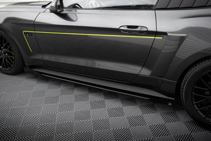Street Pro Seitenschweller passend für Ford Mustang GT Mk6 roter Kern + Hochglanz Flaps