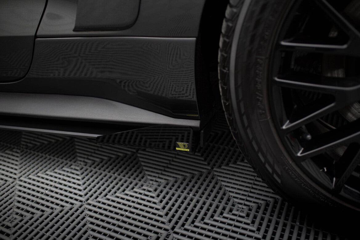 Street Pro Seitenschweller passend für Ford Mustang GT Mk6 roter Kern + Hochglanz Flaps