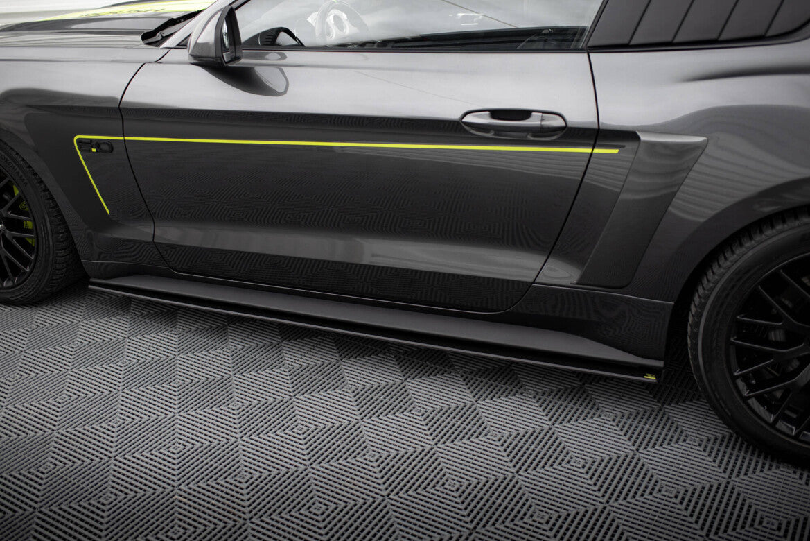 Street Pro Seitenschweller passend für Ford Mustang GT Mk6 roter Kern