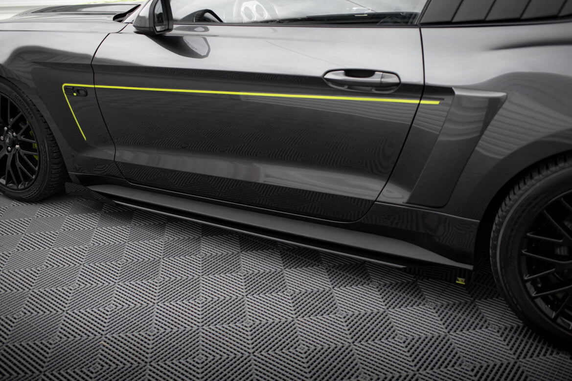 Street Pro Seitenschweller passend für Ford Mustang GT Mk6 schwarz matt + Hochglanz Flaps