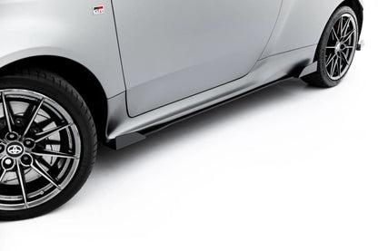 Street Pro Seitenschweller passend für Toyota GR Yaris Mk4 Facelift schwarz matt + Hochglanz Flaps